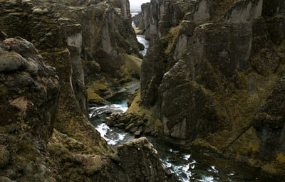 岩石地形，中间有河流